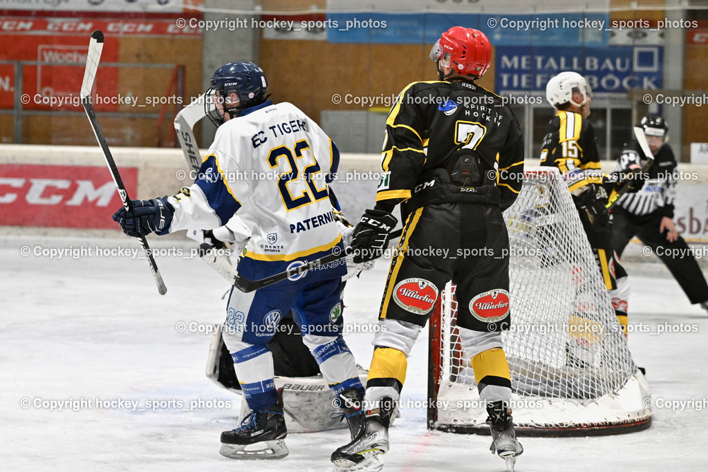 EC Tigers Paternion vs. Carintia Team | #22 Neuschitzer Nino EC Tigers Paternion, #73 Scheidenberger Sandro Carinthian Team, #7 Krmelj Miha Carinthian Team, EC Tigers Paternion vs. Carintia Team, EC Tigers Paternion vs. Carintia Team am 29.12.2025 in Spittal an der Drau (Eissportzentrum Spittal), Austria, (Photo by Bernd Stefan)