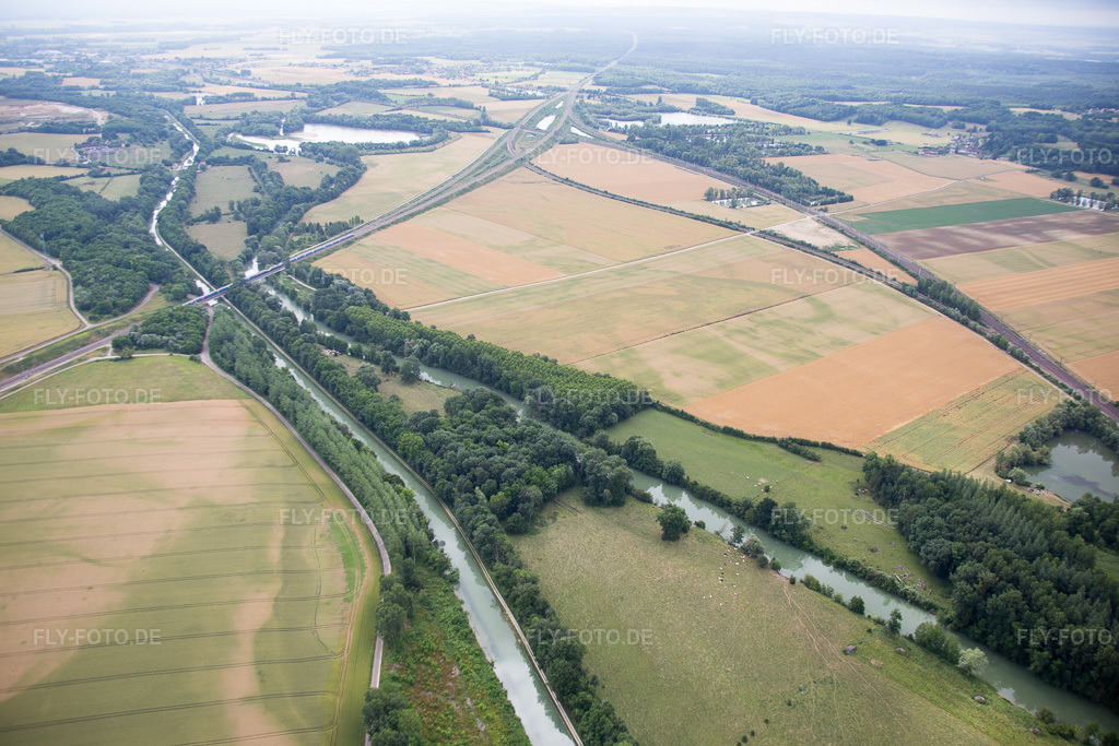 Luftbild: Amancon in Saint-Florentin im Bundesland Yonne in Frankreich. Foto: IMG_082621.jpg vom 21.06.2015 durch Werner Riehm/FLY-FOTO.de