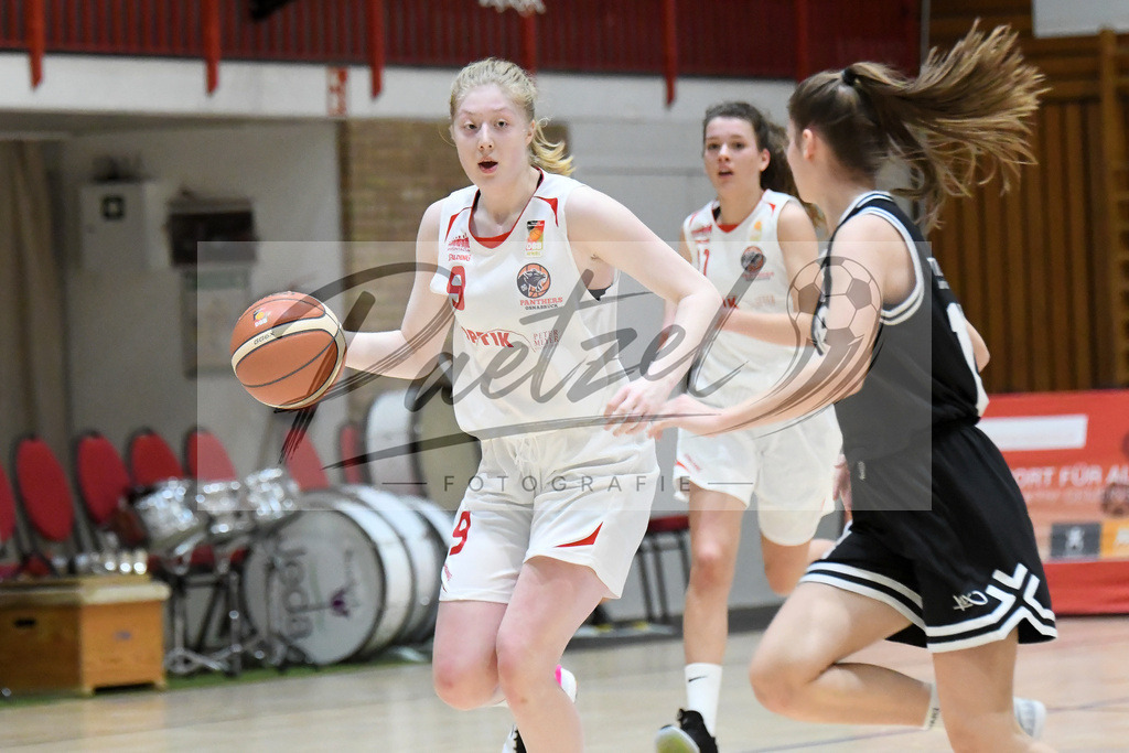 20200126_OSCTGN_0036 | Basketball, Juniorinnen: Frieda Bühner (OSC Junior Panthers) in Aktion, am Ball, Einzelaktion beim Spiel der WNBL zwischen OSC Junior Panthers vs. TG Neuss Junior Tigers am 26.01.2020 im Panthers Dome in Osnabrück, Deutschland.(Foto von Nico Paetzel) - Realisiert mit Pictrs.com