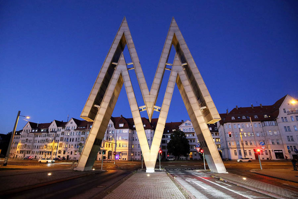 Foto: Leipzig - Doppel-M - Eingang zur Alten Messe | Das Team hinter BILDLEXIKON LEIPZIG bündelt historische wie aktuelle Informationen über die Stadt Leipzig in Text und Bild auf einer Plattform und stellt diese der interessierten Öffentlichkeit zur Verfügung.