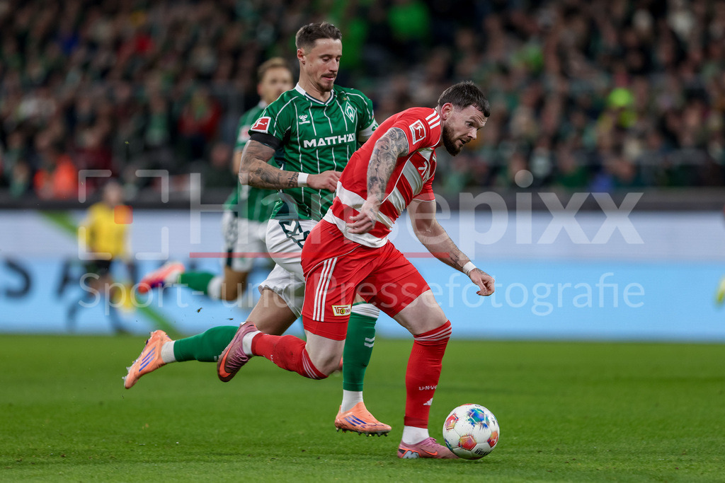 Fussball, Bundesliga, SV Werder Bremen - 1. FC Union Berlin | v.li.: Marco Friedl (SV Werder Bremen, 32) und Oliver Burke (1. FC Union Berlin, 7) im Laufduell, Zweikampf, Duell, Dynamik, Aktion, Action, Spielszene, DIE DFL-RICHTLINIEN UNTERSAGEN JEGLICHE NUTZUNG VON FOTOS ALS SEQUENZBILDER UND/ODER VIDEOÄHNLICHE FOTOSTRECKEN. DFL REGULATIONS PROHIBIT ANY USE OF PHOTOGRAPHS AS IMAGE SEQUENCES AND/OR QUASI-VIDEO.