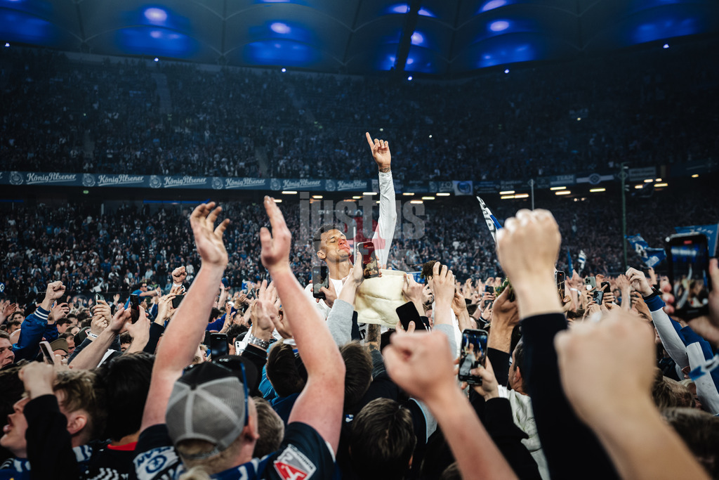 Fußball | Männer | Saison 2024/2025 | 2. Fußball-Bundesliga | 33. Spieltag | Hamburger SV vs. SSV Ulm 1846 | 10.05.2025 | Davie Selke (#27, HSV) in mitten der Fans feiert den Aufstieg Platzsturm Gebet