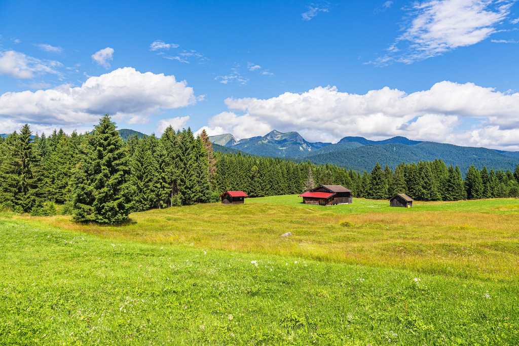 Heuhütte in den Buckelwiesen zwischen Mittenwald und Krün | Heuhütte in den Buckelwiesen zwischen Mittenwald und Krün.
