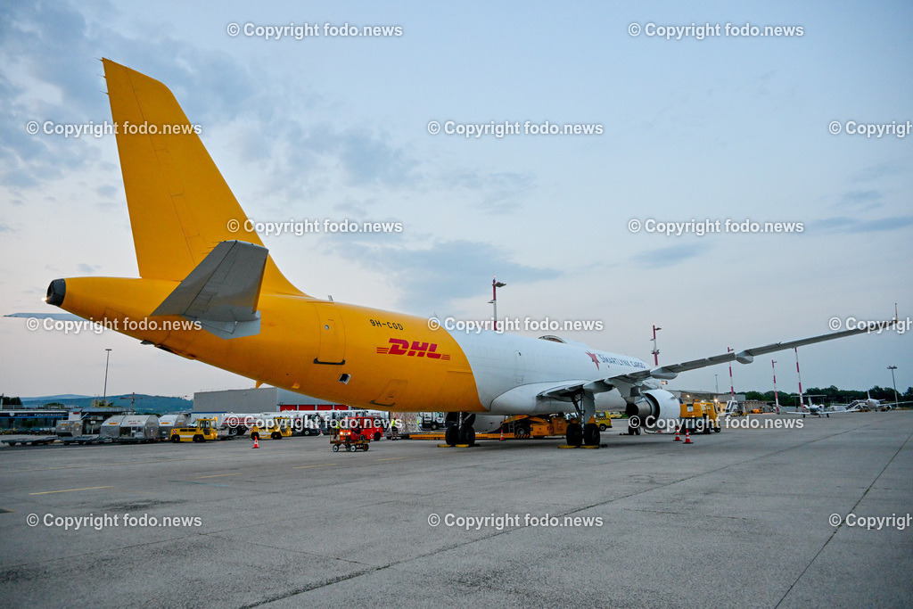 DHL Hoersching_ Warehouse_ Pakete_ Flugzeugbeladung_ 26.06.2023-70 | 26.06.2023, Linz Hoersching, AUT, DHL Hoersching, Warehouse, Flugzeugbeladung Pakete, im Bild Frachtflugzeug wird mit Frachtcontainer beladen