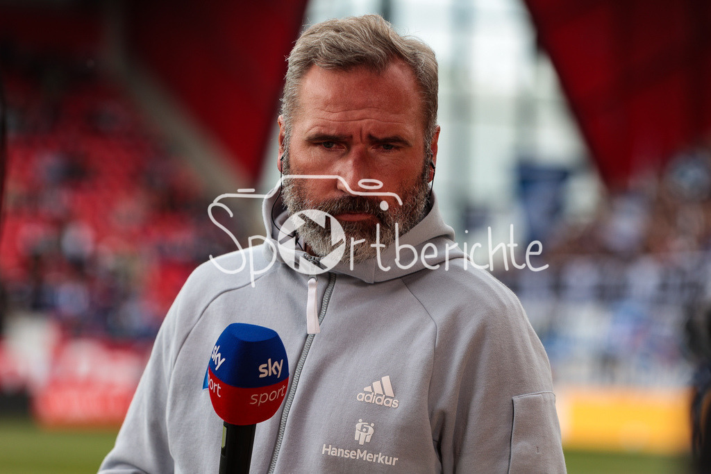SSV Jahn Regensburg - Hamburger SV | HSV Trainer Tim Walter vor der Partie am Mikrofon von SKY / Interview / DFL REGULATIONS PROHIBIT ANY USE OF PHOTOGRAPHS AS IMAGE SEQUENCES AND/OR QUASI-VIDEO