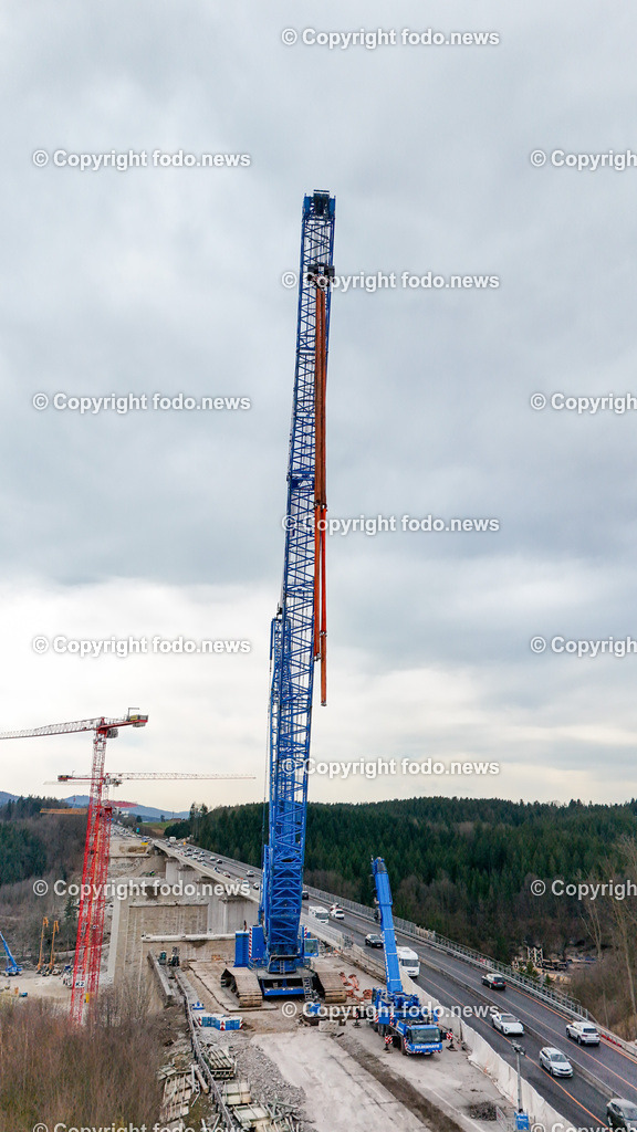 Westautobahn_ A1_ Aurachtalbruecke_ 11.03.2024-13 | 11.03.2024, Aurachkirchen, AUT, Westautobahn, A1, Aurachtalbruecke, im Bild Baustelle, Bruecke, Uebergang, Tal, Kran, Kraene, Schwerlastkran, Felbermayr, Sanierung, Asfinag, Baugeraete, Bagger, Verkehr, Drohne, Luftbild