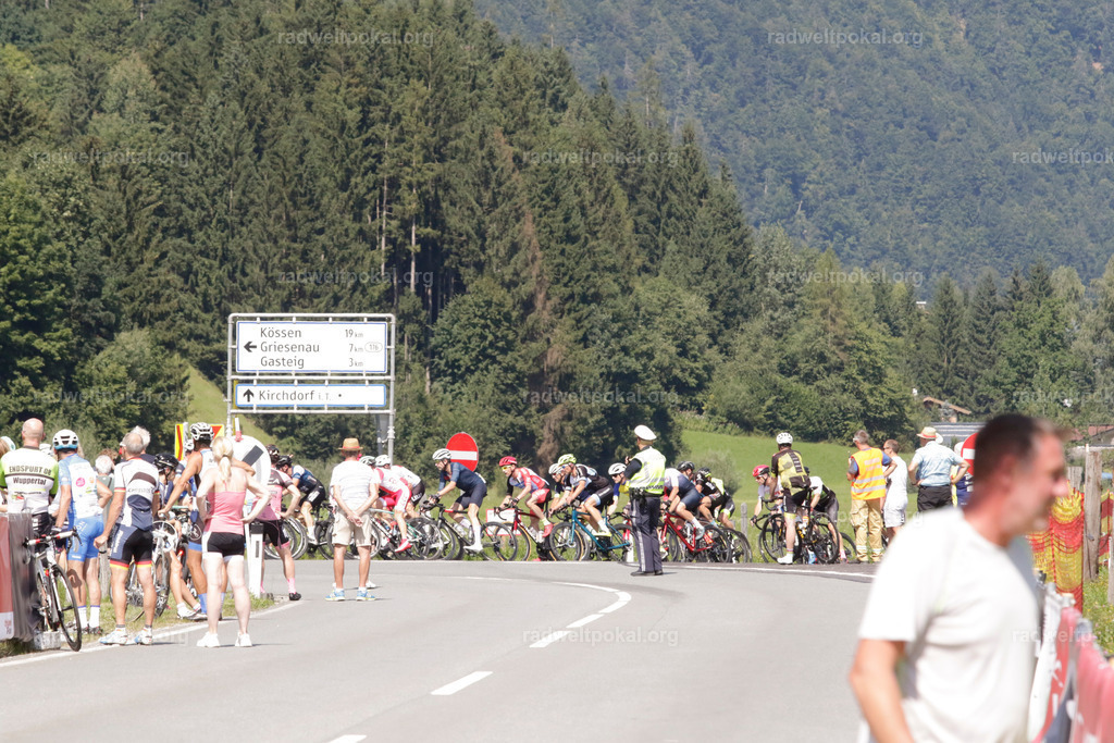 821_20230817_Bewerb_Maenner_Muehlanger | AUT - OESTERREICH, 2023-08-16: SPORT RENNRAD-FAHREN - 55. INTERNATIONALER RADWELTPOKAL IN ST. JOHANN IN TIROL  - Vintage-Radrennen mit WM-Bronze-Medaillen-Siegerin Christina Schweinberger, den Teilnehmer und Alexander Baumann (vom Orginastions-Team) - TAG 2 BEWERB MAENNER IN SECHS GRUPPEN  ; Foto: Roland Muehlanger