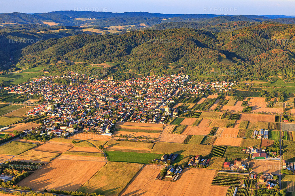 Luftbild: Ortsansicht an der Bergstraße aus Westen im Ortsteil Leutershausen in Hirschberg im Bundesland Baden-Württemberg in Deutschland. Foto: IMG_109385.jpg vom 30.07.2018 durch Werner Riehm/FLY-FOTO.de