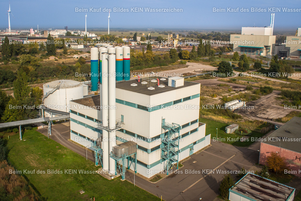 MHKW-4656 | Blick aus der Drohne auf das Müllheizkraftwerk Magdeburg-Rothensee. Die Industrieanlage mit ihren markanten Gebäudeteilen und technischen Einrichtungen prägt den Industriestandort im Norden Magdeburgs.Die Luftperspektive zeigt die Dimension des Kraftwerks und seine Einbindung in das umliegende Industriegebiet. Aus der Höhe werden die unterschiedlichen Baukörper, technischen Anlagen und Verkehrsflächen des Betriebsgeländes zu einem übersichtlichen Gesamtbild.Das Motiv steht beispielhaft für die fotografische Dokumentation industrieller Anlagen. Gerade bei großen und komplex aufgebauten Standorten bietet die Drohne eine Perspektive, die vom Boden aus kaum möglich wäre.Ein Luftbild der Magdeburger Industrie – sachlich dokumentarisch und zugleich geprägt von der markanten technischen Architektur des Kraftwerks. - Realisiert mit Pictrs.com