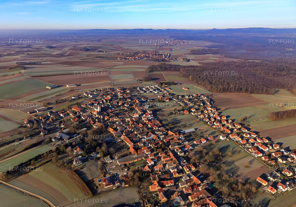 Vue aérienne: Vue d'ensemble du village en hiver depuis l'est à Niederlauterbach dans le département Bas Rhin, France – .Photo: IMG_124067.jpg prise le 11/01/2021 par Werner Riehm/FLY-FOTO.eu – Résolution de l'original: 5225 x 3648 px