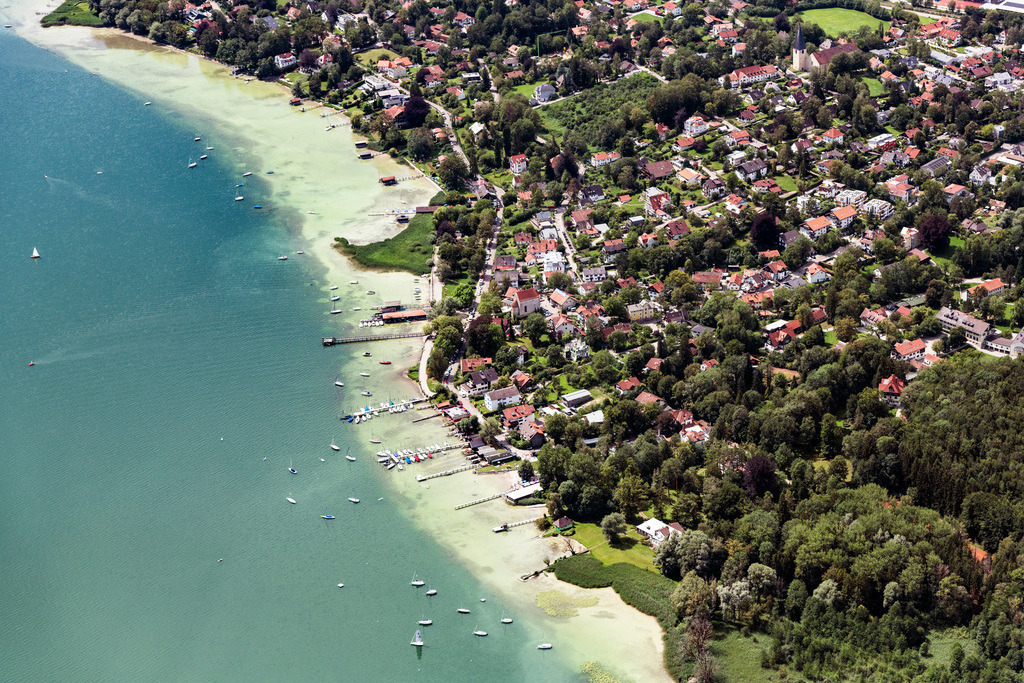 dr__0031726.jpg | SCHONDORF AM AMMERSEE 09.08.2019 Dorfkern an den See- Uferbereichen des Ammersee in Schondorf am Ammersee im Bundesland Bayern, Deutschland. // Village on the lake bank areas of Ammersee in Schondorf am Ammersee in the state Bavaria, Germany. Foto: Daniel Reiter