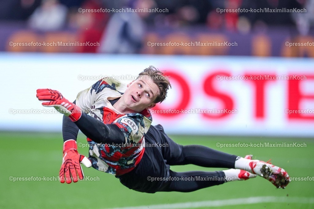 Lev15022501021 | 15.02.2025, Fußball, Bayer 04 Leverkusen - FC Bayern München, 1. Fußball Bundesliga, 22. Spieltag, BayArena, Saison 2024 2025: Torwart Jonas Urbig (FC Bayern #40)DFB regulations prohibit any use of photographs as image sequences and or quasi-video.