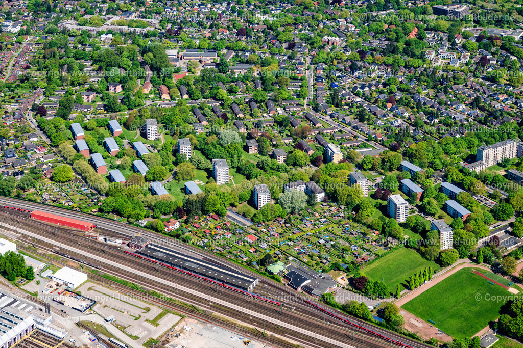 Hamburg_Eidelstedt_Alpenrosenweg_ELS_4499010525 | HAMBURG 01.05.2025 Wohngebiet der Mehrfamilienhaussiedlung Alpenrosenweg im Ortsteil Eidelstedt in Hamburg, Deutschland. Weiterführende Informationen bei: Bruun & Möllers GmbH & Co. KG,  PGH Planungsgesellschaft Holzbau GmbH,  PGH Planungsgesellschaft Holzbau mbH,  PORTUS Immobilienverwaltung GmbH. // Residential area of the Alpenrosenweg multi-family housing estate in the Eidelstedt district of Hamburg, Germany. Further information at: Bruun & Moellers GmbH & Co. KG,  PGH Planungsgesellschaft Holzbau GmbH,  PGH Planungsgesellschaft Holzbau mbH,  PORTUS Immobilienverwaltung GmbH. Foto: Martin Elsen
