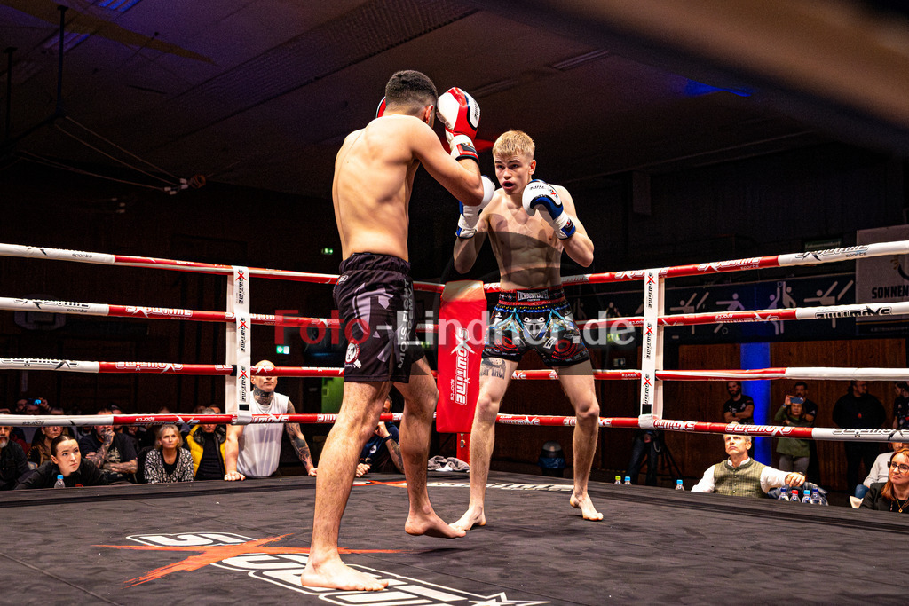 Maksym Palyha (blau) gegen Jesen Hamad (MFA Penz - rot) | MFA Fight Night DM Titelfight K1 Style bis 70kg , Maksym Palyha (blau) gegen Jesen Hamad (MFA Penz - rot), 20251108,,2025-11-08 in Penzberg (Wellenberghalle Penzberg), Copyright: WolfgangxLindner www.foto-lindner.de