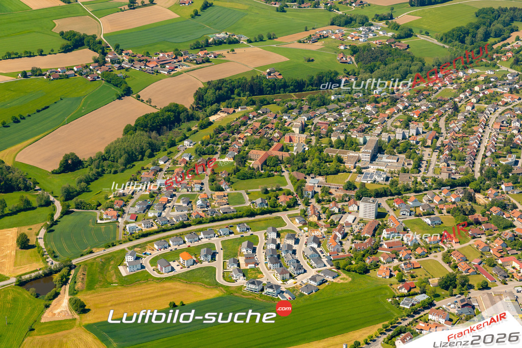 Das Luftbild zeigt : Ziehring Roding - Die Luftaufnahme wurde 2024 vom UL-Flugzeug aus erstellt ( keine Drohne ) - Hochauflösende Luftaufnahme - Für grossformatige Ausdrucke geeignet. Die Geschenkidee !Mit Lizenz und Bildrechte bestellbar