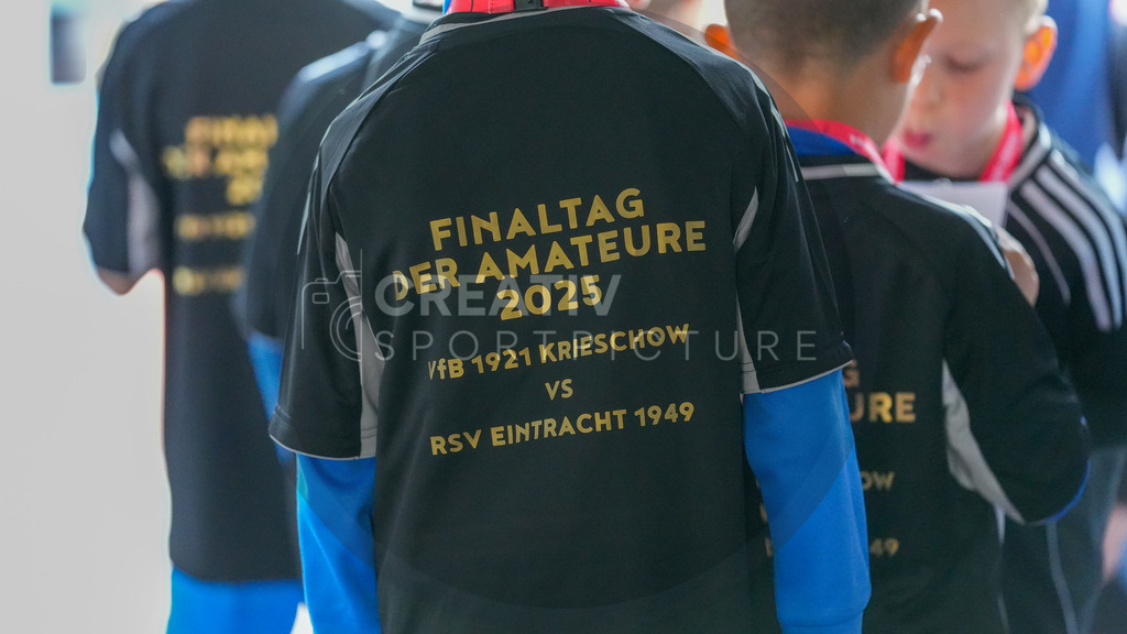 Fußball, Herren, Saison 2024/2025, Finaltag der Amateure 2025, Landespokal Brandenburg, Finale, VfB 1921 Krieschow vs. RSV Eintracht 1949, Samstag 24.05.2025, Volksparkstadion Neuruppin, | Fußball, Herren, Saison 2024/2025, Finaltag der Amateure 2025, Landespokal Brandenburg, Finale, VfB 1921 Krieschow vs. RSV Eintracht 1949, Samstag 24.05.2025, Volksparkstadion Neuruppin, Im Bild: Die Einlaufkinder - Realisiert mit Pictrs.com