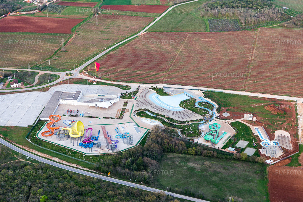 Vue aérienne: Vue de la ville à Zelena Laguna dans le département Gespanschaft Istrien, Croatie. Photo: IMG_106413.jpg prise le 14/04/2018 par Werner Riehm/FLY-FOTO.eu – Résolution de l'original: 5472 x 3648 px