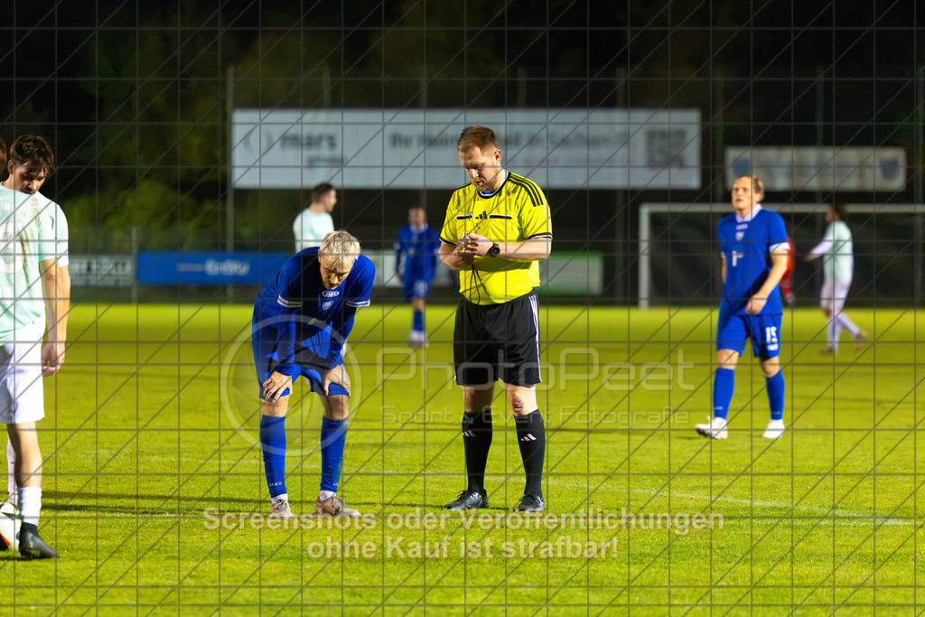 20261015_205523_0296_(c)_by_PhotoPeet | #,TSG Salach (türkis) vs. VfB Neuffen (blau), Fußball, Bezirksliga - Bezirk Neckar/Fils, 08. Spieltag, Saison 2026/2027, Rasensportplatz, Staufenecker Straße, 73084 Salach, 15.10.2026 - 19:30 Uhr,Foto: PhotoPeet / Sport- &amp; Eventfotografie / Peter Harich