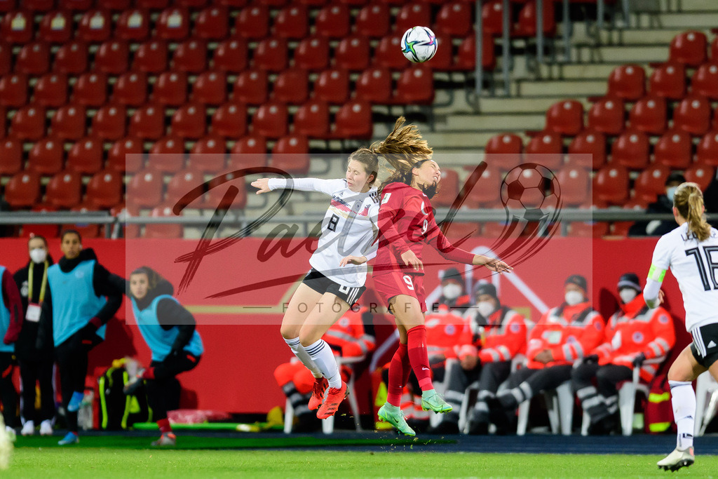 GERTUR20211126_164 | Fussball, Frauen: Jana Feldkamp (Germany) und Miray Cin (Turkey) im Zweikampf bei dem Spiel der WM-Qualifikation zwischen Deutschland und Tuerkei im Eintracht-Stadion am 26.11.2021 in Braunschweig, Deutschland. - Realisiert mit Pictrs.com