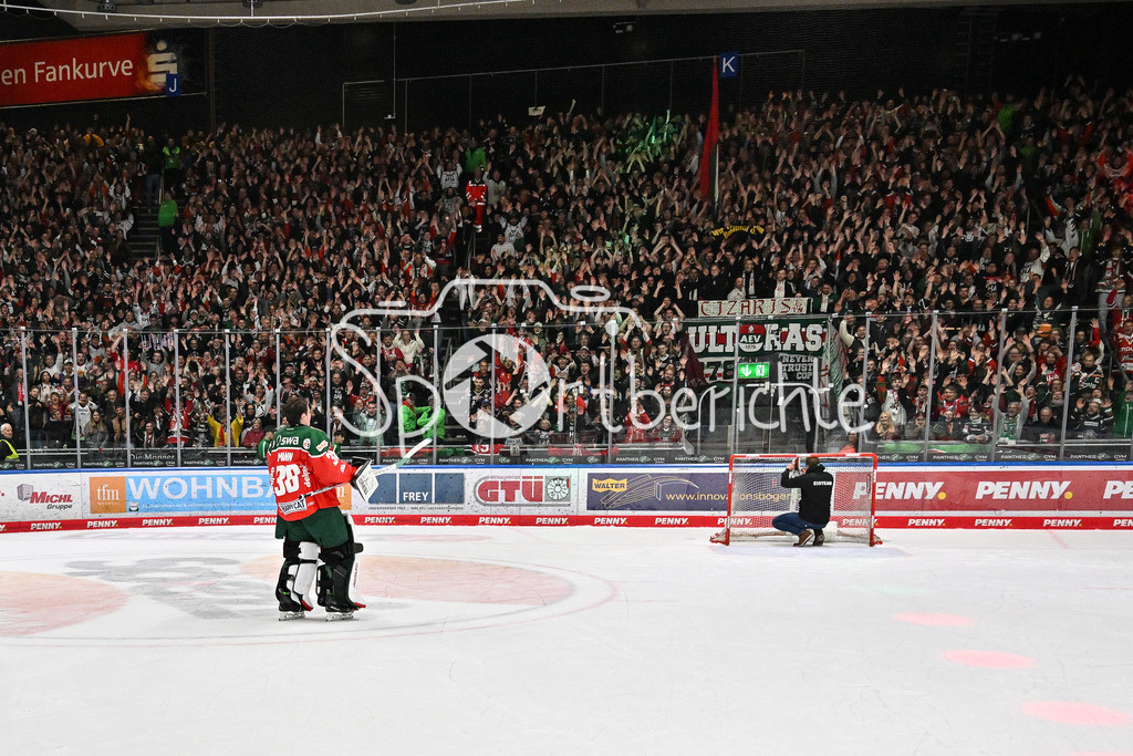 Augsburger Panther - Kölner Haie | die Augsburger Panther feiern zusammen mit den Fans den Heimsieg gegen die Kolner Haie / Strauss MANN (Augsburger Panther #38) / DEL: Augsburger Panther - Kölner Haie, Curt Frenzel Stadion am 29.09.2024