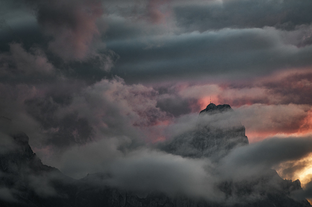 Stockhorn umwölkt | Dramatische Abendstimmung am Stockhorn. 
-----------------------------------------------------------------
Dramatic evening atmosphere on the Stockhorn.
-----------------------------------------------------------------
Dieser Druck ist in einer limitierten Auflage von 5 Exemplaren erhältlich. 
This print is available in a limited edition of 5 copies. 
http://art.hess.photography/121-stockhorn-umwoelkt.html - Realisiert mit Pictrs.com