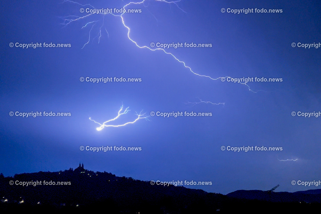 Wetter_ Gewitter_ Blitz_ 13.08.2024-6 | 13.08.2024, Linz, AUT, Wetter, Unwetter, Gewitter, im Bild Blitze, Blitz ueber der Stadt