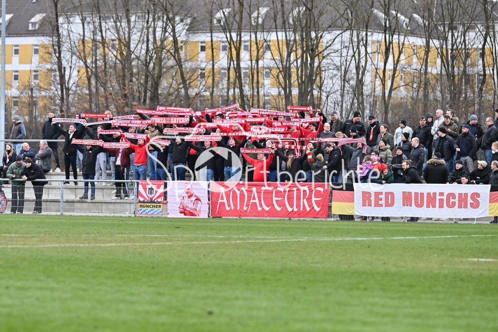FC Bayern Amateure - Stuttgarter Kickers | MUNICH, GERMANY - 07. FEBRUARY: im Bild, Fans der Bayern Amateure während dem Testspiel zwischen den Amateuren des FC Bayern und den Stuttgarter Kickers am FC Bayern Campus