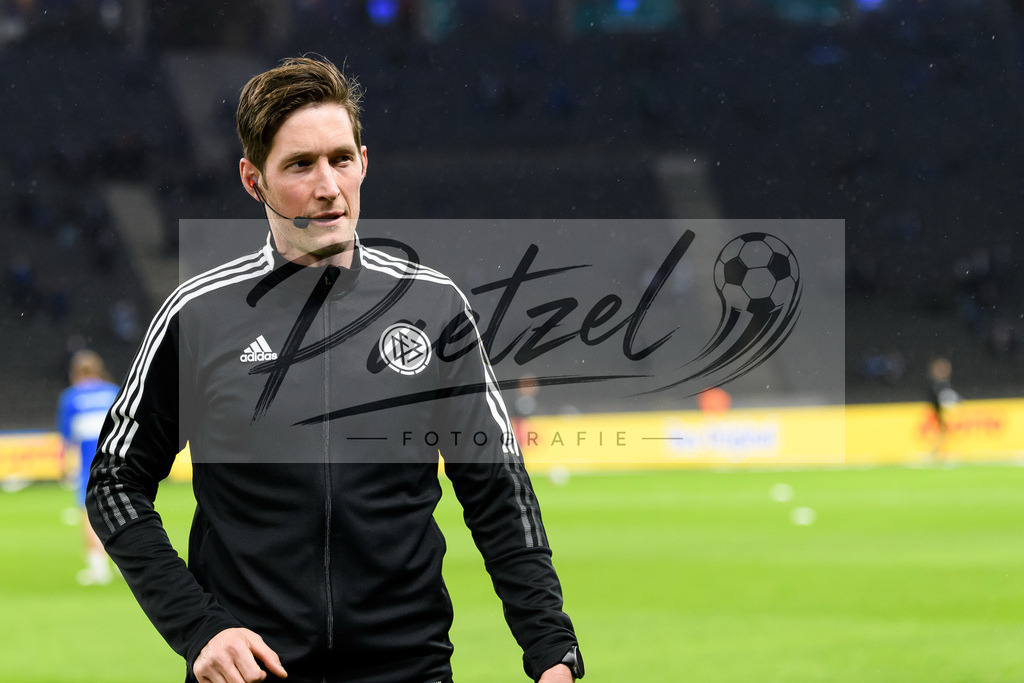 BSCRBL20220220_261 | Fussball, Herren: Vierter Offizieller Dr. Matthias Joellenbeck schaut bei dem Spiel der 1. Bundesliga zwischen Hertha BSC und RB Leipzig im Olypiastadion am 20.02.2022 in Berlin, Deutschland.DFB / DFL REGULATIONS PROHIBIT ANY USE OF PHOTOGRAPHS AS IMAGE SEQUENCES AND/OR QUASI-VIDEO. - Realisiert mit Pictrs.com