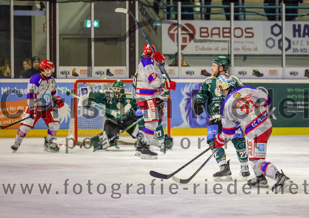 2026-02-15_101_TSV_Erding_gegen_EC_Peiting | Erding, Deutschland, 15.02.2026:Eishockey, Oberliga Süd 2025 / 2026, 47. Spieltag, TSV Erding gegen EC Peiting, Endergebnis: 4:5Torwart David Zabolotny (Erding Gladiators, #72), Lukas Gohlke (EC Peiting, #22), Grady Hobbs (Erding Gladiators, #22), Carson MacKinnon (EC Peiting, #27)Foto: Christian Riedel / fotografie-riedel.net