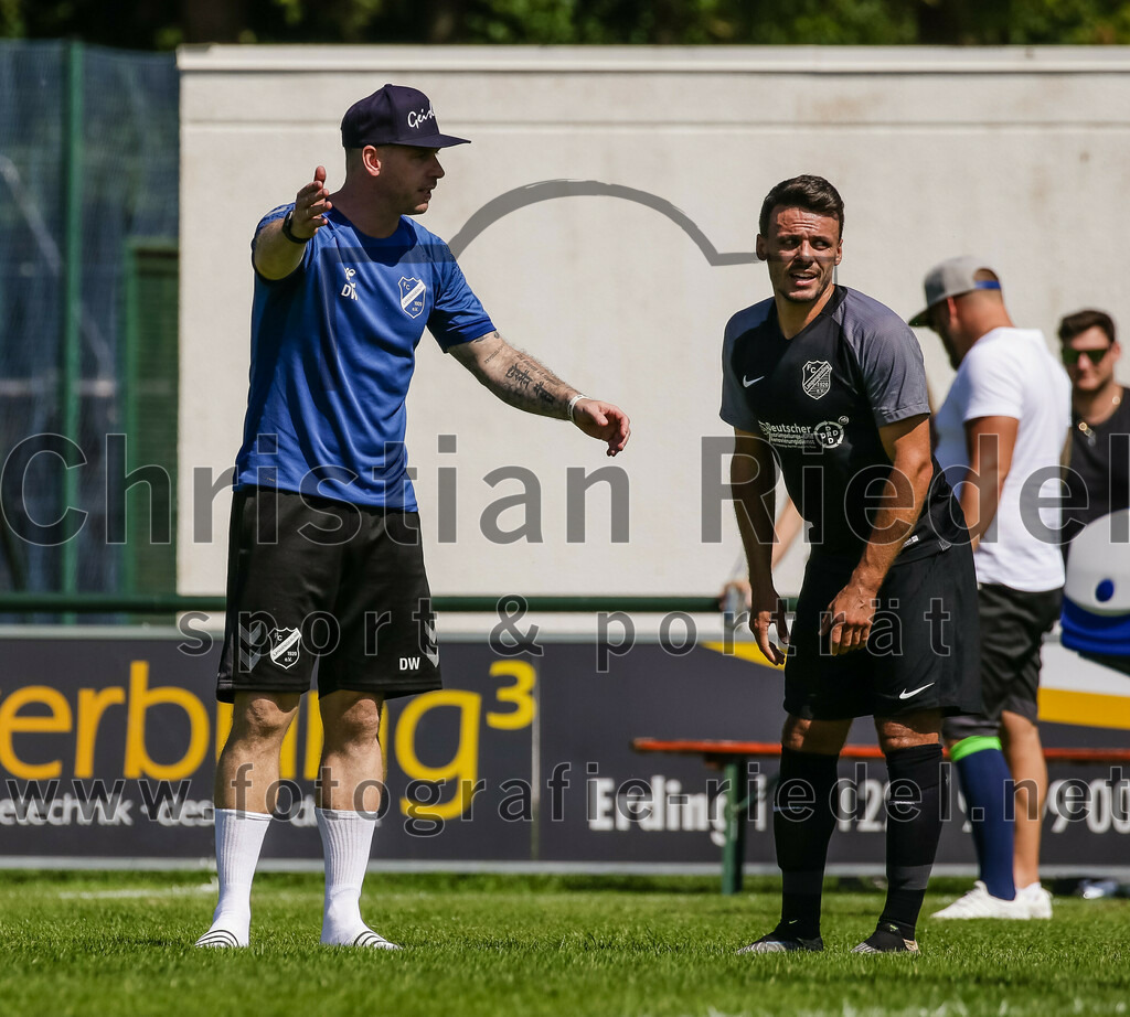 2023-08-12_132_FC_Langengeisling_gegen_ESV_Freilassing | Erding, Deutschland, 12.08.2023:
Fußball, Bezirksliga Oberbayern Ost 2023 / 2024, 4. Spieltag, FC Langengeisling gegen ESV Freilassing, Endergebnis: 2:1

Co-Trainer Douglas Wilson (FC Langengeisling), Maximilian Hintermaier (FC Langengeisling, #13)

Foto: Christian Riedel / fotografie-riedel.net