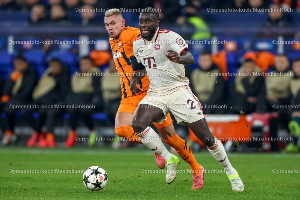 UCL10122401037 | 10.12.2024, Fußball, UEFA Champions League, Schachtar Donezk - FC Bayern München, Arena AufSchalke Gelsenkirchen, 8. Spieltag Saison 2024 2025: Oleksandr Zubkov (Schachtar Donezk #11) im Zweikampf gegen Dayot Upamecano (Bayern #2)DFB regulations prohibit any use of photographs as image sequences and or quasi-video.