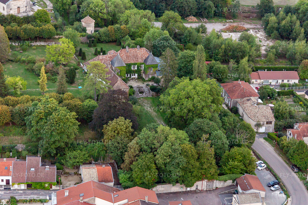 Luftbild: Chateau Noncourt in Noncourt-sur-le-Rongeant im Bundesland Haute-Marne in Frankreich.Foto: IMG_134370.jpg vom 03.09.2022 durch Werner Riehm/FLY-FOTO.deAuflösung des Originals: 5472 x 3648 px