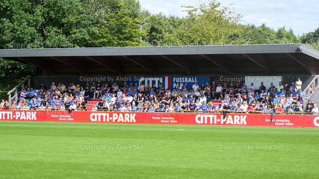 Holstein Kiel vs AS Saint-Etienne | Volle Ränge in ProjensdorfTestspiel: Holstein Kiel vs AS Saint-Etienne / Citti Fussball Park - Projensdorf / Kiel / 10.08.24 - Realisiert mit Pictrs.com