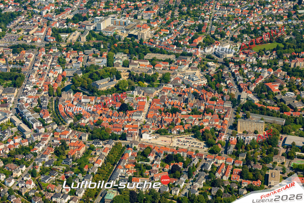 Luftbild der Stadt Detmold - Die Luftaufnahme wurde 2025 vom UL-Flugzeug heraus erstellt ( keine Drohne ) - Hochauflösende Luftaufnahme - für professionelle Ausdrucke geeignet. Die Geschenkidee !Hier alle&nbsp;Infos zur Lizenzierung der LuftaufnahmeWir fliegen auch dieses Jahr wieder in Ihre Region um Luftbilder zu erstellen.- Luftbild anfragen