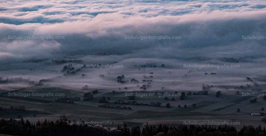 Nods im Nebel | Nods ist eine politische Gemeinde im Verwaltungskreis Berner Jura des Kantons Bern in der Schweiz. Der frühere deutsche Name Nos wird heute nicht mehr verwendet. Wikipedia - Realisiert mit Pictrs.com