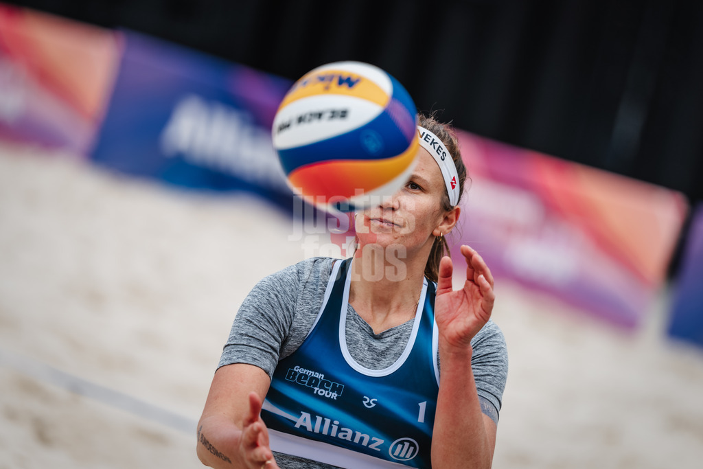 Beachvolleyball | Frauen | German Beach Tour 2024 | Tourstop Bremen | 09.06.2024 | Isabel Schneider fängt einen Ball