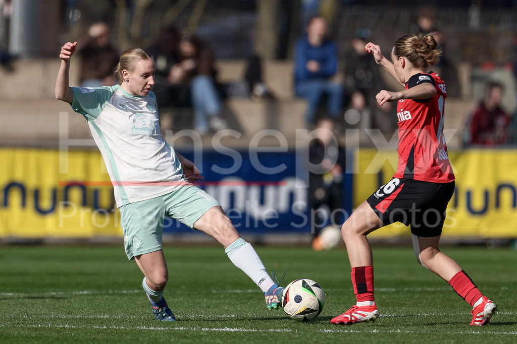 Fussball, Google Pixel Frauen-Bundesliga, Bayer 04 Leverkusen - SV Werder Bremen | v.li.: Emöke Papai (SV Werder Bremen, 16) und Sofie Zdebel (Bayer 04 Leverkusen, 16) im Zweikampf, Duell, Dynamik, Aktion, Action, Spielszene, DIE DFB-RICHTLINIEN UNTERSAGEN JEGLICHE NUTZUNG VON FOTOS ALS SEQUENZBILDER UND/ODER VIDEOÄHNLICHE FOTOSTRECKEN. DFB REGULATIONS PROHIBIT ANY USE OF PHOTOGRAPHS AS IMAGE SEQUENCES AND/OR QUASI-VIDEO.