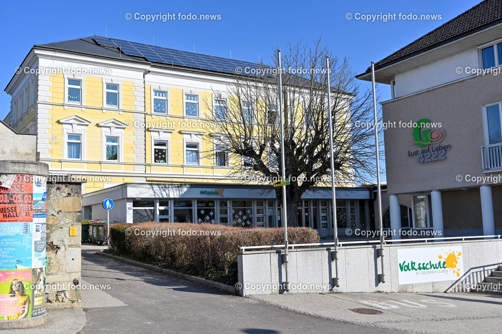 Sankt Georgen an der Gusen_ Volksschule_ 30er_ 08.02.2023-6 | 08.02.2023, St. Georgen an der Gusen, AUT, Linzer Strasse, Volksschule 30er, im Bild Linzer Strasse in St. Georgen an der Gusen, Volksschule, 30er Tafel, 30 KmH Beschraenkung