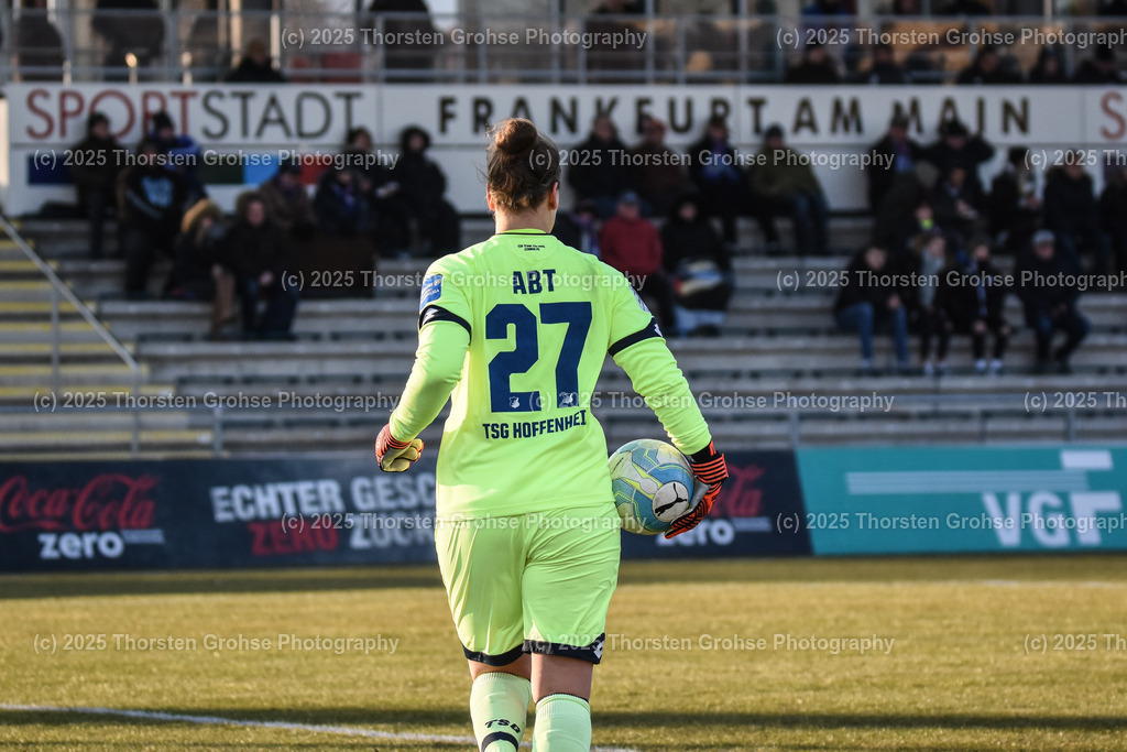 Fussball-BL Frauen 1. FFC Frankfurt vs. TSG 1899 Hoffenheim | Emmerling Alexandra #27 (1.FFC Frankfurt); Fussball-BL Frauen 1. FFC Frankfurt vs. TSG 1899 Hoffenheim, Fussball-Bundesliga Frauen am 24.02.2018 im Stadion am Brentanobad in Frankfurt/Main, (Deutschland) - Realisiert mit Pictrs.com
