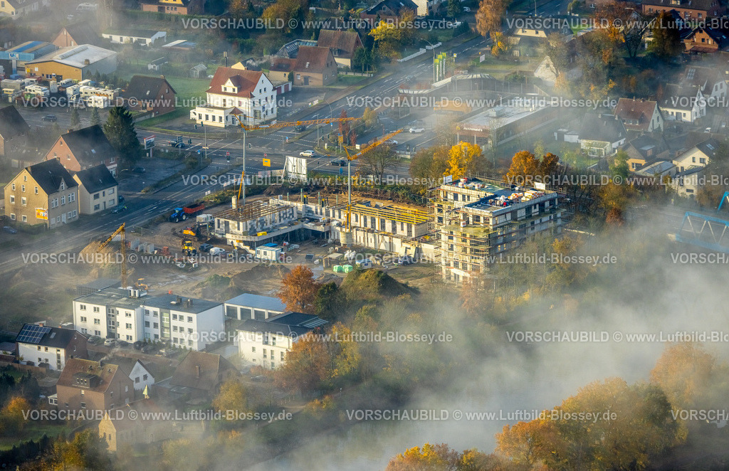 Haltern231104178 | Luftbild, Nebelschwaden über dem Ortsteil Bossendorf am Wesel-Datteln-Kanal mit Brücke, Baustelle und Neubau Katharinenhöfe Wohnquartier, umgeben von herbstlichen Laubbäumen, Bossendorf, Haltern am See, Ruhrgebiet, Münsterland, Nordrhein-Westfalen, Deutschland