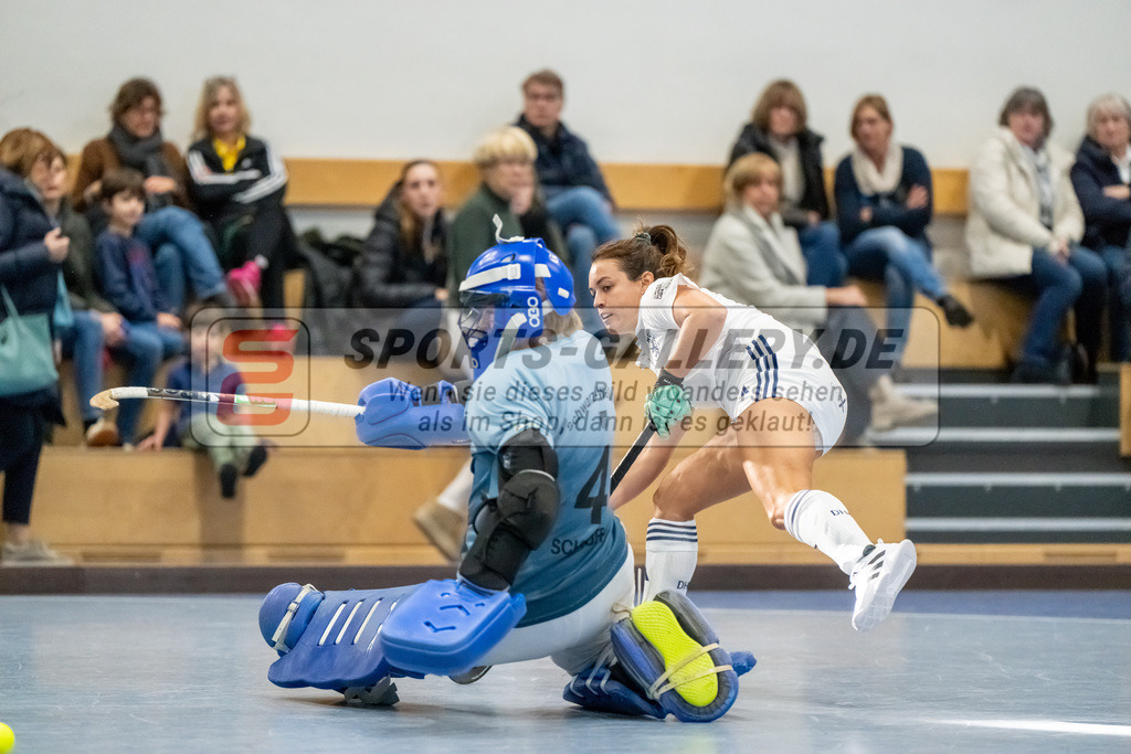 HK_20241201_109505 | 1. Bundesliga Halle Damen Düsseldorfer HC - Schwarz Weiss Köln am 1.12.2024 DHC, Düsseldorf , Anna Schruff ( Schwarz Weiss Köln #4 ) , Tessa Schubert ( Düsseldorfer HC #28 )