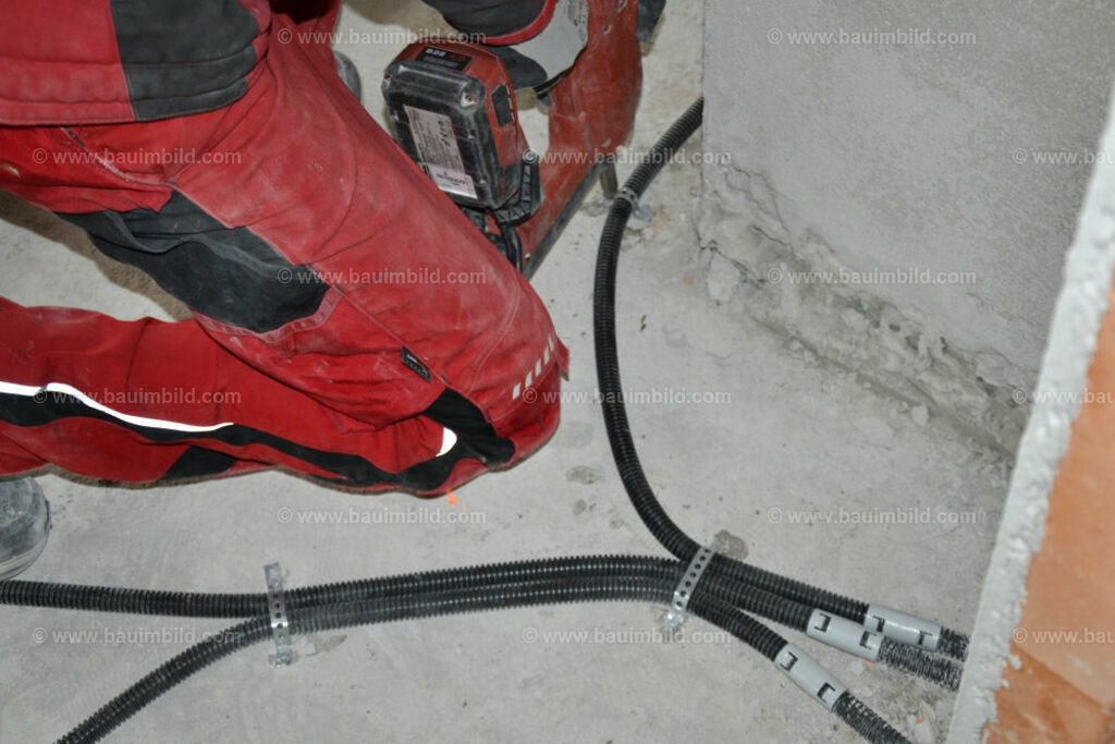 bib-lg17-elektroinstallation-0176 | Nach LV-Leistungsgruppen sortierte Detailfotos über den Bau eines Hauses. Alle Hausbau-Bilder direkt vom Urheber und Autor der Website Haus-Selber-Bauen.com