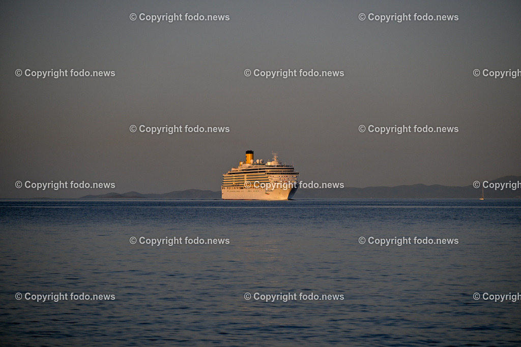 Kroatien_ Brac_ Insel in Dalmatien_ Milna_ 29.07.2025-1 | 29.07.2025, Kroatien, HRV, Brac, Insel in Dalmatien, Milna im Bild Themenbild, Kreuzfahrtschiff, Schiff, Durchfahrt Splitska Vrata zwischen den Inseln Solta und Brac, in der Morgen Sonne, Sonnenaufgang, Meer, Adria, Touristen, Tourismus, Urlaub, Feature, SymbolbildDie Costa Deliziosa ist ein mittelgroßes Kreuzfahrtschiff der italienischen Reederei Costa Kreuzfahrten. Es wurde 2010 in Dienst gestellt und bietet Platz für bis zu 2.826 Passagiere.