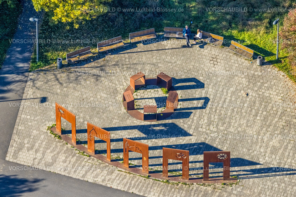 Hamm251001804 | Luftbild, Ort der Interreligiösen Begegnung, Gedenkskulptur im Lippepark, fünf Stahltore und fünf Rednerpulte repräsentieren die fünf Weltreligionen, Treffpunkt für religiösen Austausch, Stadtbezirk Herringen, Hamm, Ruhrgebiet, Nordrhein-Westfalen, Deutschland