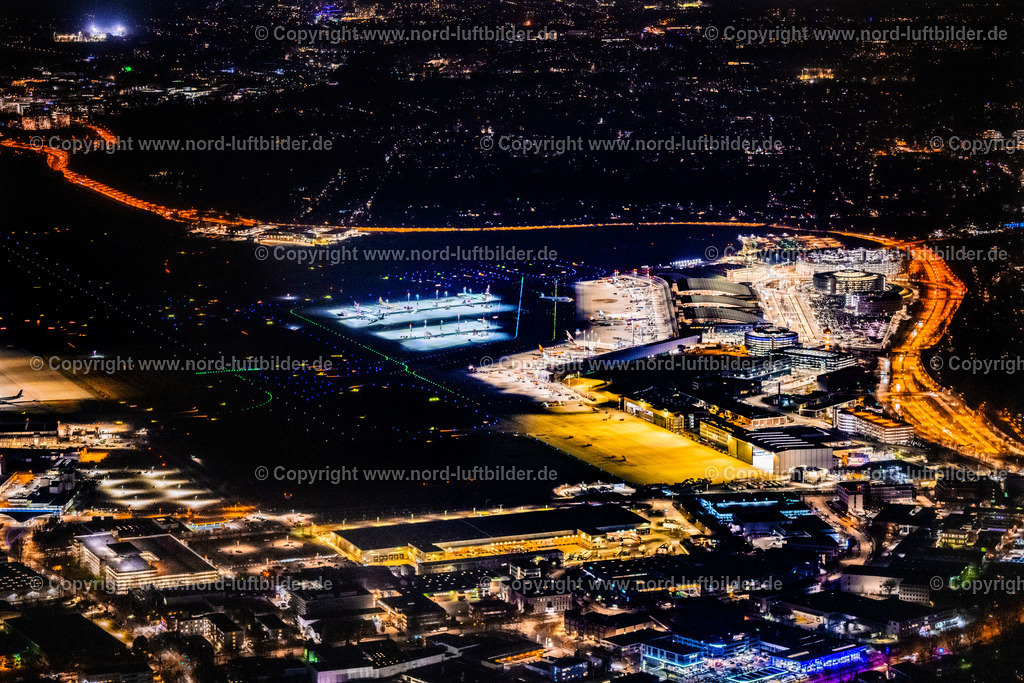 Hamburg_Fuhlsbüttel_Flughafen_Terminal_Nachtaufnahme_ELS_7914060325 | HAMBURG 06.03.2025 Nacht- Lichter und Beleuchtung Abfertigungs- Gebäude und Terminals auf dem Gelände des Flughafen " Hamburg Airport Helmut Schmidt "(ICAO-Code EDDH)im Ortsteil Fuhlsbüttel in Hamburg, Deutschland. Weiterführende Informationen bei: Drees &amp; Sommer SE,  Flughafen Hamburg GmbH,  IDEA Architekten GbR,  Weber Poll Ingenieurbüro für Bauwesen GbR,  gmp International GmbH. // Night lighting dispatch building and terminals on the premises of the airport " Hamburg Airport Helmut Schmidt "(ICAO-Code EDDH) in the district Fuhlsbuettel in Hamburg, Germany. Further information at: Drees &amp; Sommer SE,  Flughafen Hamburg GmbH,  IDEA Architekten GbR,  Weber Poll Ingenieurbuero fuer Bauwesen GbR,  gmp International GmbH. Foto: Martin Elsen