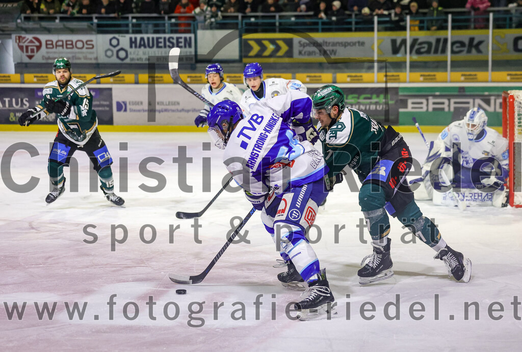2026-01-23_035_TSV_Erding_gegen_SC_Riessersee | Erding, Deutschland, 23.01.2026:Eishockey, Oberliga Süd 2025 / 2026, 40. Spieltag, TSV Erding gegen SC Riessersee, Endergebnis: 6:5 n.V.Yannick Armstrong-Kingkade (SC Riessersee, #54), Louis Trattner (Erding Gladiators, #7), Torwart Andreas Mechel (SC Riessersee, #50)Foto: Christian Riedel / fotografie-riedel.net