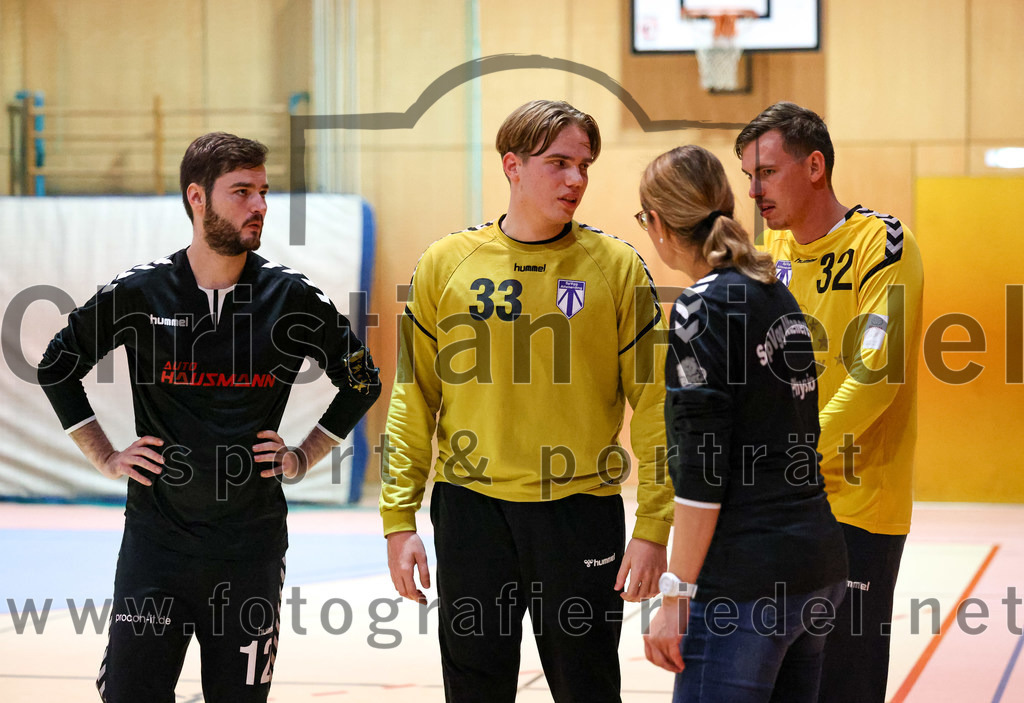 2022-10-08_103_SpVgg_Altenerding_gegen_ASV_Dachau | Erding, Deutschland, 08.10.2022:
Handball, Bezirksoberliga Männer 2022 / 2023, 4. Spieltag, SpVgg Altenerding gegen ASV Dachau, Endergebnis: 23:23

Otto Donaubauer (SpVgg Altenerding, #12), Jannik Fleps (SpVgg Altenerding, #33), Torwart Finn Engelking (SpVgg Altenerding, #32), Physio Jana Otto (Spvgg Altenerding)

Foto: Christian Riedel / fotografie-riedel.net
