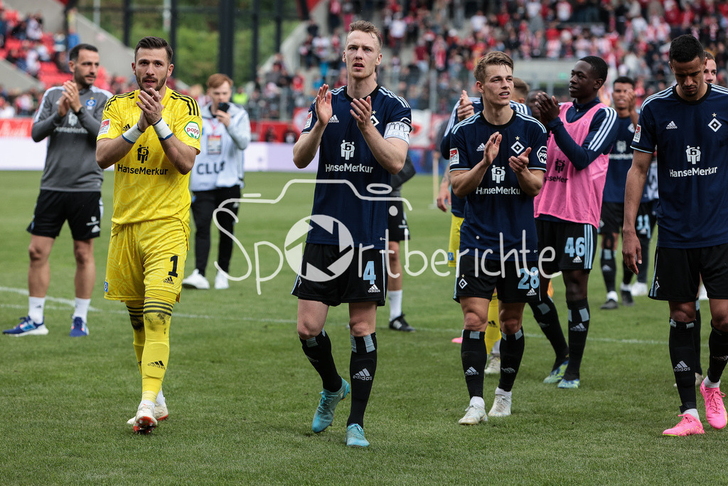 SSV Jahn Regensburg - Hamburger SV | Die Spieler des HSV feiern mit den mitgereisten fAns den Sieg in Regensburg / Jubel / Auswaertssieg / Freude / Ultras / DFL REGULATIONS PROHIBIT ANY USE OF PHOTOGRAPHS AS IMAGE SEQUENCES AND/OR QUASI-VIDEO/ / Daniel HEUER FERNANDEZ / Robert GLATZEL / Jonas DAVID / Moritz HEYER