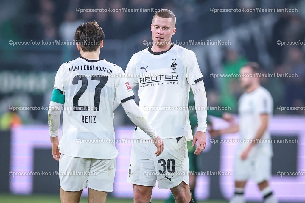 BMG13122501077 | 13.12.2025, Fußball, Borussia Mönchengladbach - VfL Wolfsburg, 1. Fußball Bundesliga, 14.Spieltag, Borussia-Park, Saison 2025 2026: Enttäuschte Gesichter nach der 1:3 Niederlage für Gladbach. Rocco Reitz&nbsp;(Borussia Mönchengladbach #27) und Nico Elvedi&nbsp;(Borussia Mönchengladbach #30)  stehen enttäöuscht auf dem Spielfeld. Enttäuschung  DFB regulations prohibit any use of photographs as image sequences and or quasi-video.