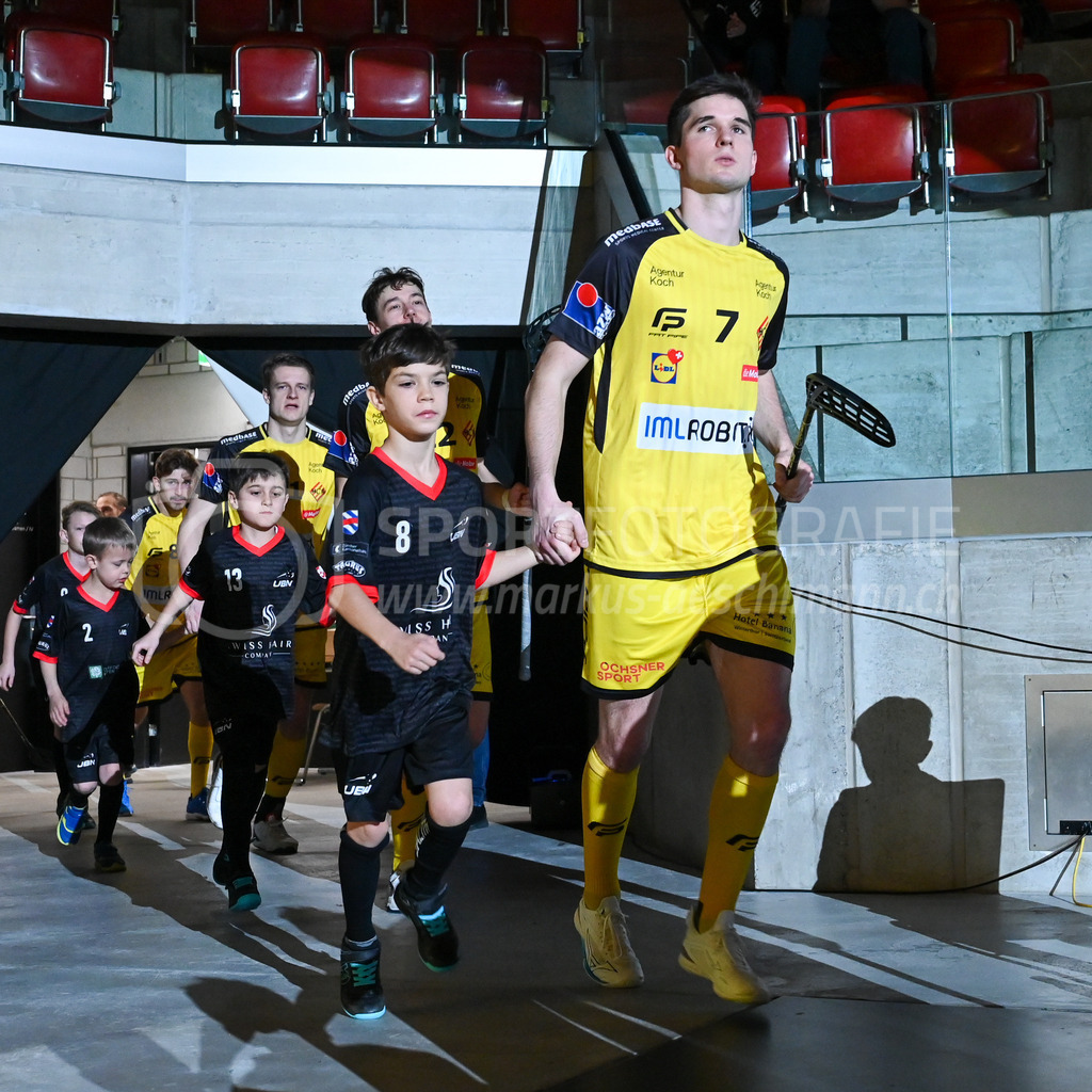 HC Rychenberg vs Floorball Köniz - 18. Dezember 2022 | HC Rychenberg vs Floorball Köniz
AXA Arena, Winterthur
Levin Conrad (#7 HC Rychenberg) mit Einlaufkid.
Bild: Sportfotografie Markus Aeschimann | www.markus-aeschimann.ch - Realisiert mit Pictrs.com